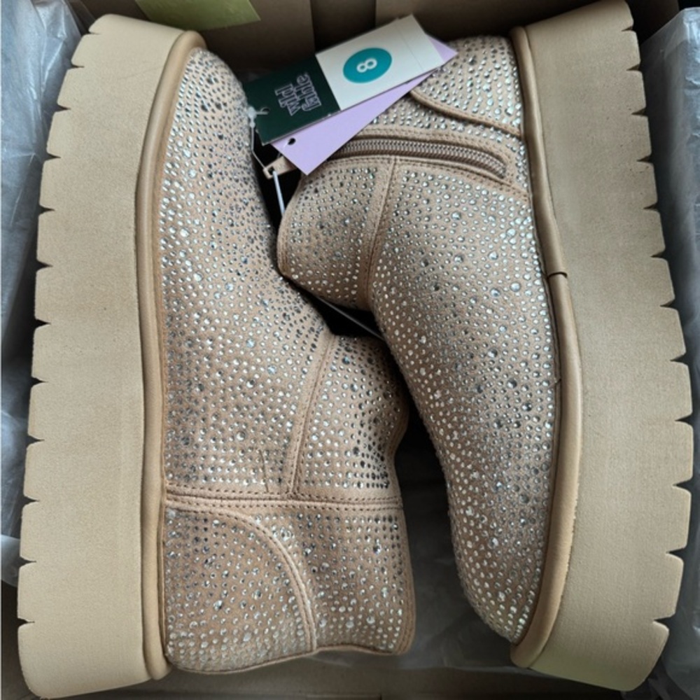 NWT Sparkly Ugg-like Boots - Size 8